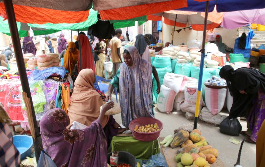 A picture showing women in a grain market in the Somali capital, Mogadishu.