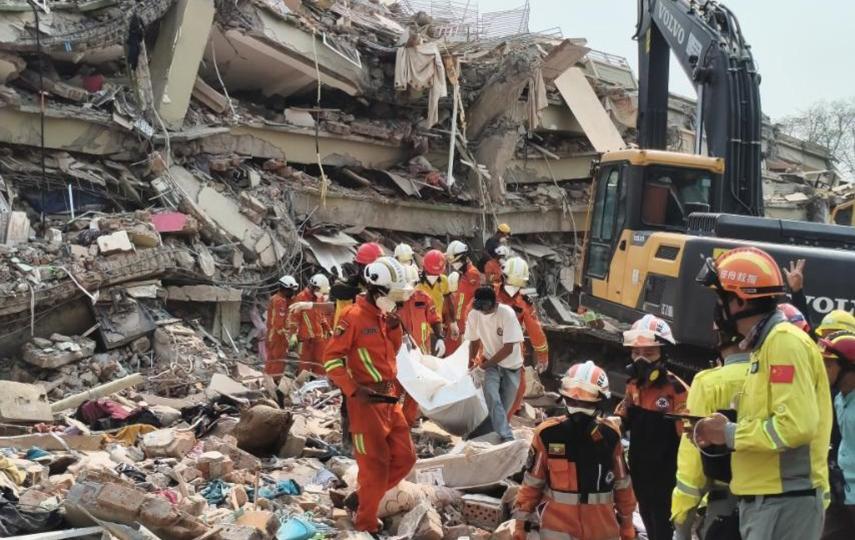 A picture of search and rescue forces in front of a collapsed building in Myanmar on April 02, 2025.