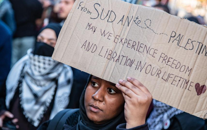 A demonstrator holds a placard during a protest on 27 May 2024 in Istanbul, Türikiye, against Israel’s attacks on Gaza after a strike on a displacement camp in Rafah that killed at least 45 Palestinians.