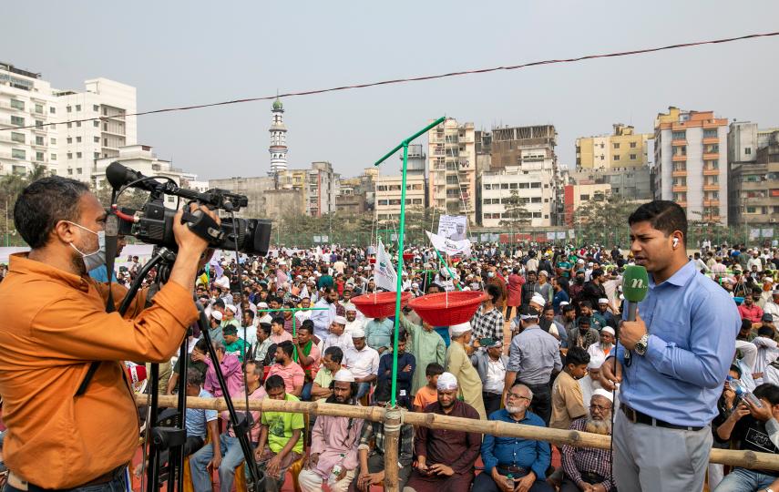 Bangladeshi journalists cover the Jamaat-e-Islami party's election campaign in Old Dhaka, Bangladesh, on 25 January 2026, amid heightened concerns over press freedom and safety.