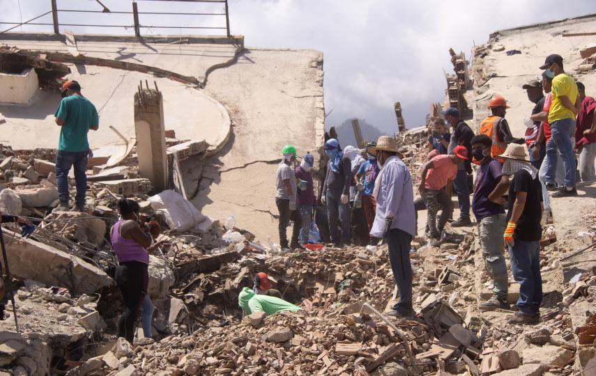 Volunteers in the town of Caraballeda in worst-hit La Guaira state search for survivors, on 28 June.