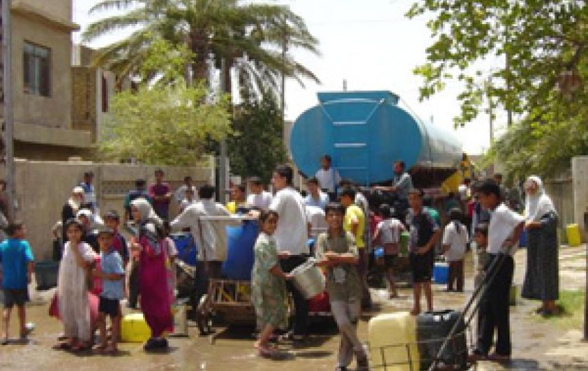 [Iraq] Trucks carrying water arriving in a Basra neighbourhood.