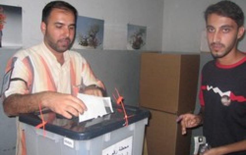 [Iraq] A man casts his vote in Baghdad in the October 15 2005 referendum on Iraq's new constitution. [Date picture taken: 10/15/2005]