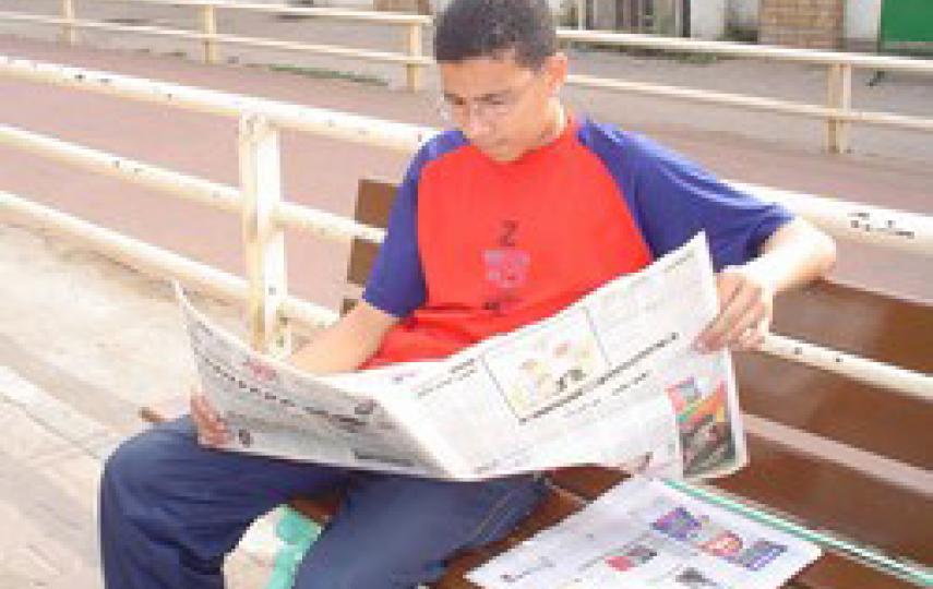 [Egypt] Egyptian newspapers are read by many people as a source of news and its credibility is an important factor. [Date picture taken: 2005/08/15]