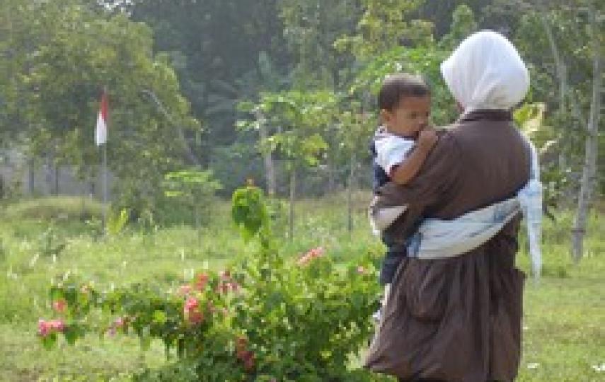 [Indonesia] A mother and her small child at a mass grave outside tsunami-devastated Banda Aceh. More than 130,000 people were killed and over half a million left homeless in the 26 December 2004 disaster. [Date picture taken: 10/20/2006]
