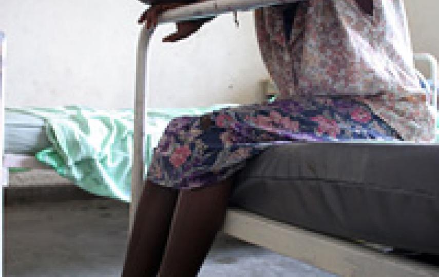 [DRC] A 13-year-old girl, raped by armed men, waits for treatment in a health clinic in Goma, eastern Democratic Republic of Congo, August 2006. During five years of armed conflict in the DRC, tens of thousands of women and girls have suffered crimes of s