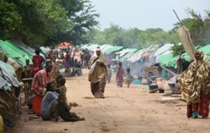 [Somalia] Internally displaced persons who have re-located to the higher levels of the road from Somalia’s port city of Kismayo to Jamame, due to heavy floods, Arare, 12 km from Jamame, southern Somalia, 15 December 2006. United Nations agencies involve