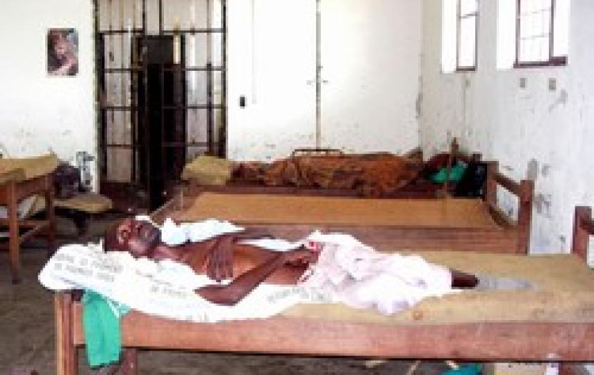 [DRC] An AIDS patient in the public hospital in Kisangani in the Democratic Republic of the Congo (DRC), May 2006. The poorest people receive little help in such hospitals, as health facilities are at a minimum. It is estimated that about a 1,000 people d