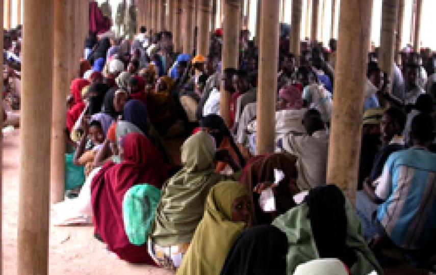 [Kenya] Somali refugees wait at a food distribution centre at Ifo camp in the Dadaab area of eastern Kenya, 16 September 2006.