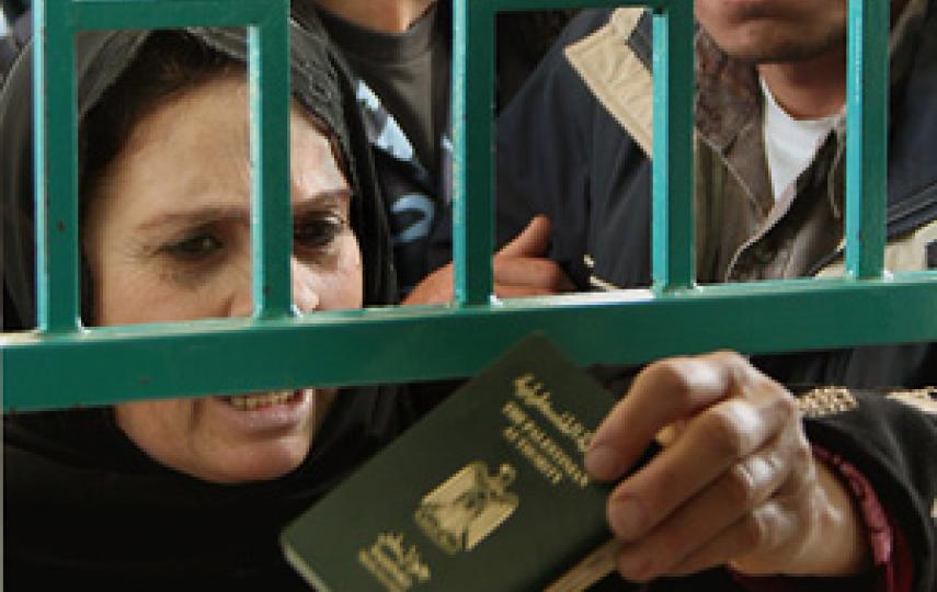 [Gaza] Palestinians crossing between the Gaza Strip and Egypt after the re opening of Rafah Border 28 November 2005. Palestinians were able to leave fenced-in Gaza without having to submit to Israeli security checks.