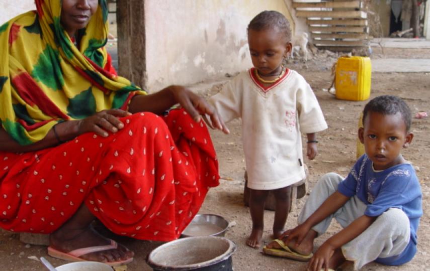 Fatuma Hassan with her daughters, Shamsa and Zainab IDPs sit outside having a meal, Mogadishu, Somalia, May 2007.