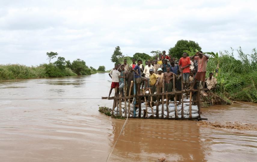 A group of Somali men in Boodle, 20km from Jowhar, Somalia, September 2007. Recurrent flooding has affected water quality and destroyed crops, in turn leading to food price inflation.