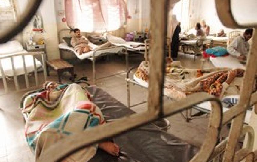 TB and respiratory disease patients  being treated in Quetta, Pakistan, 20 April 2007. TB remains the leading cause of death by infectious disease in Pakistan.

 

