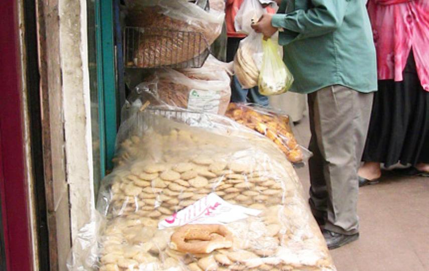 Outside a bakery in Bab el-Louk, downtown Cairo, queues are lengthening due to the bread crisis.