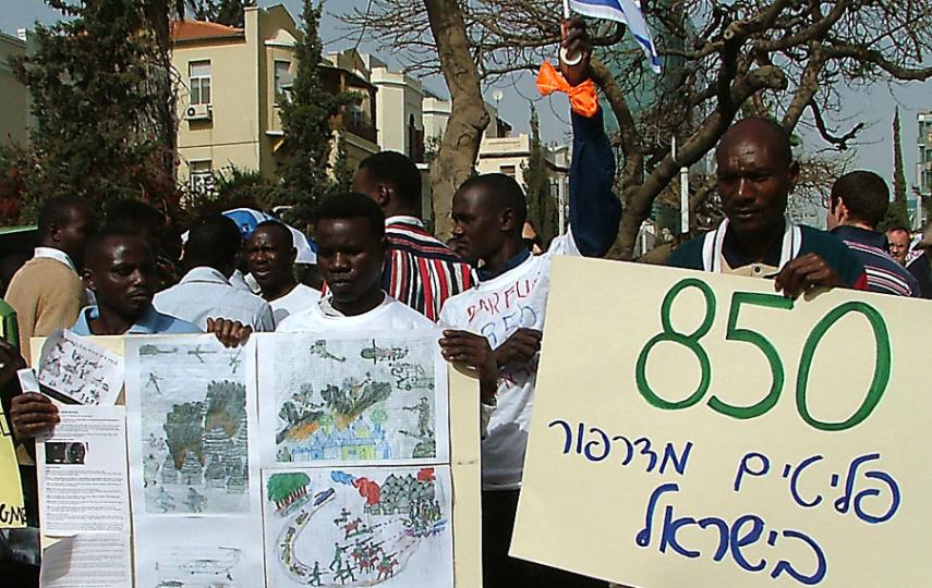 A protest by African refugees in Israel. The sign in Hebrew reads: "850 Darfur refugees in Israel".