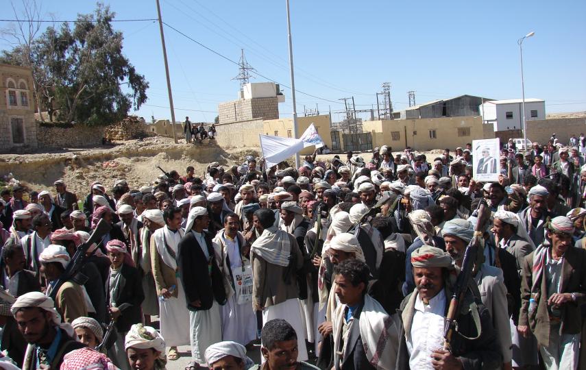 Thousands of Hashid tribesmen supported government troops in fighting against the Shia rebels in the north.