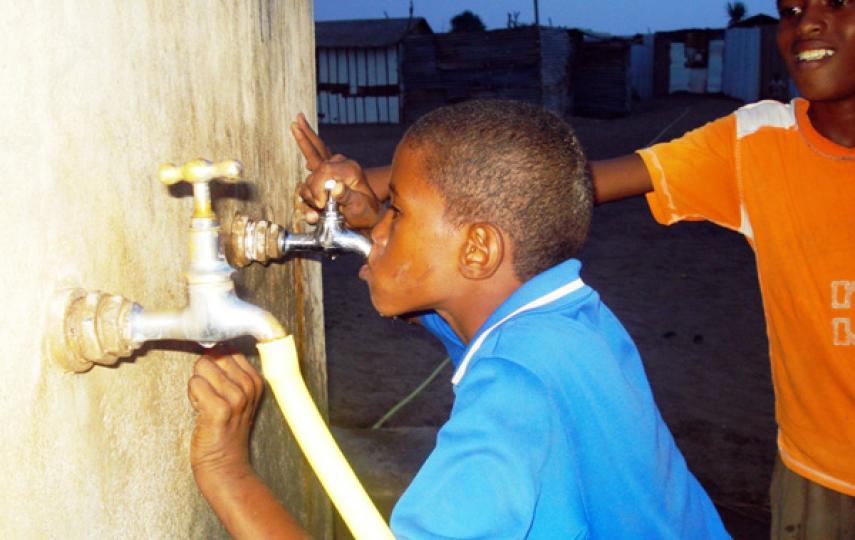 There is only one water well in the slum, but no piped water network.