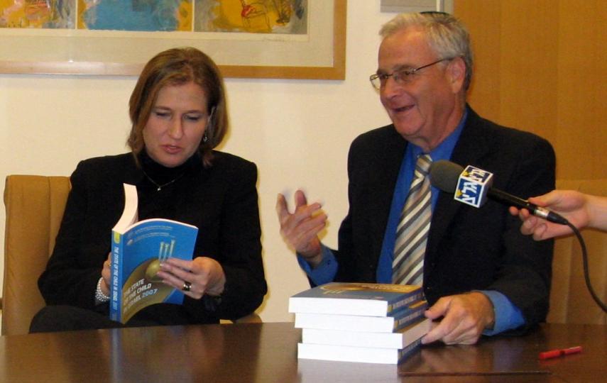 Kadman, NCC founder and director, presenting the report to Israel's Foreign Affairs Minister Tzipi Livni