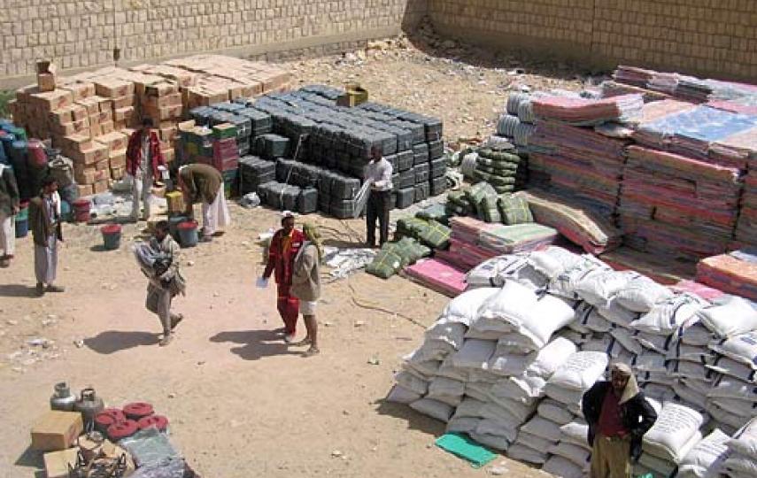 The ICRC and Yemen Red Crescent Society prepare the distribution of food and essential items to conflict-displaced civilians in Saada Province