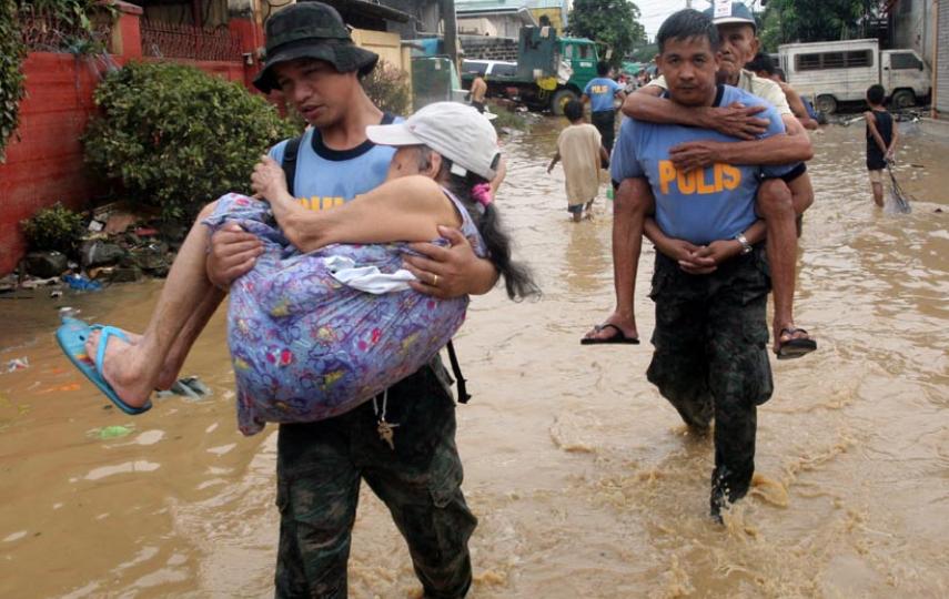 Manila - Police evacuate an elderly couple from a flooded section of suburban Pasig city east of Manila on 28 September 2009