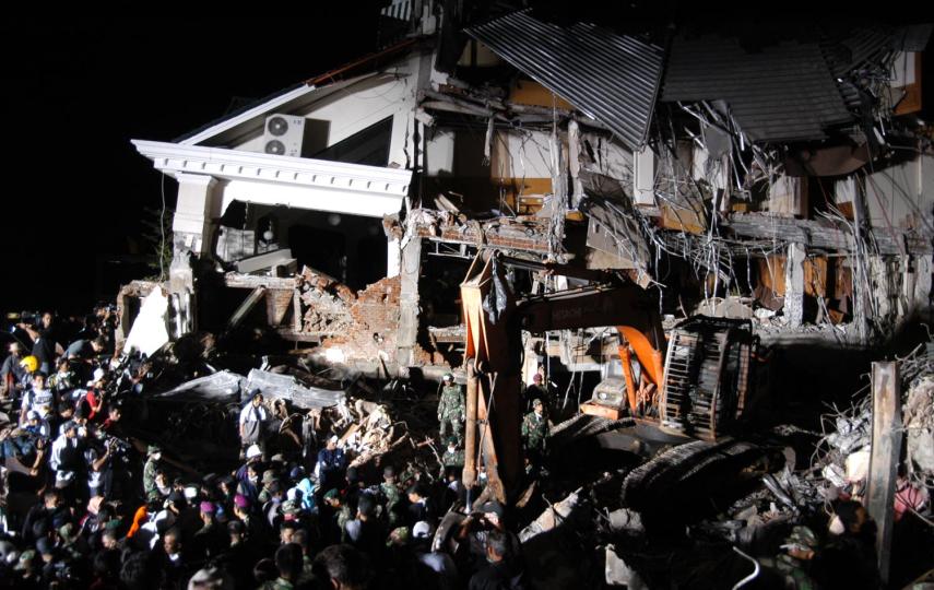 Rescue teams evacuate victims inside damaged building after an earthquake struck Padang, west Sumatra Indonesia, 2 October 2009