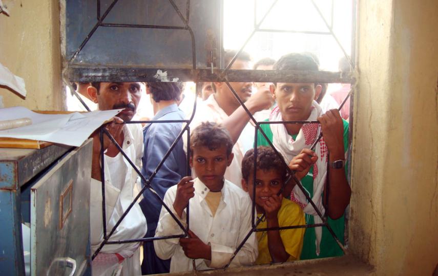 IDPs in Sanaa rush to register their names with aid agencies so that they can receive assistance
