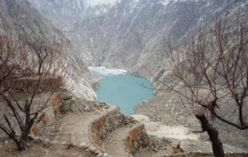 A heavy landslide caused an overflowing lake to form on the Hunza River in northern Pakistan, forcing hundreds from their homes and threatening to displace thousands more