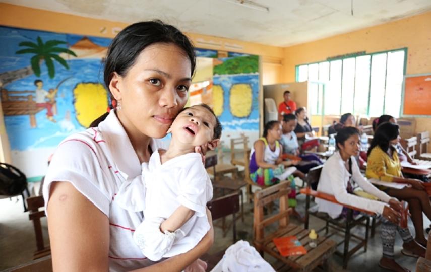 Woman and child after Typhoon Haiyan (Yolanda) in Tacloban