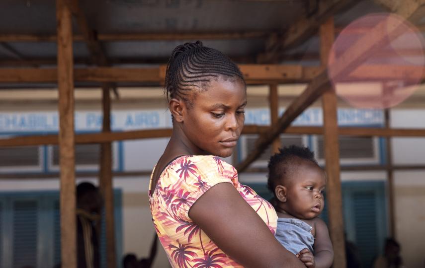 Photo of a mother holding a child in Central African Republic