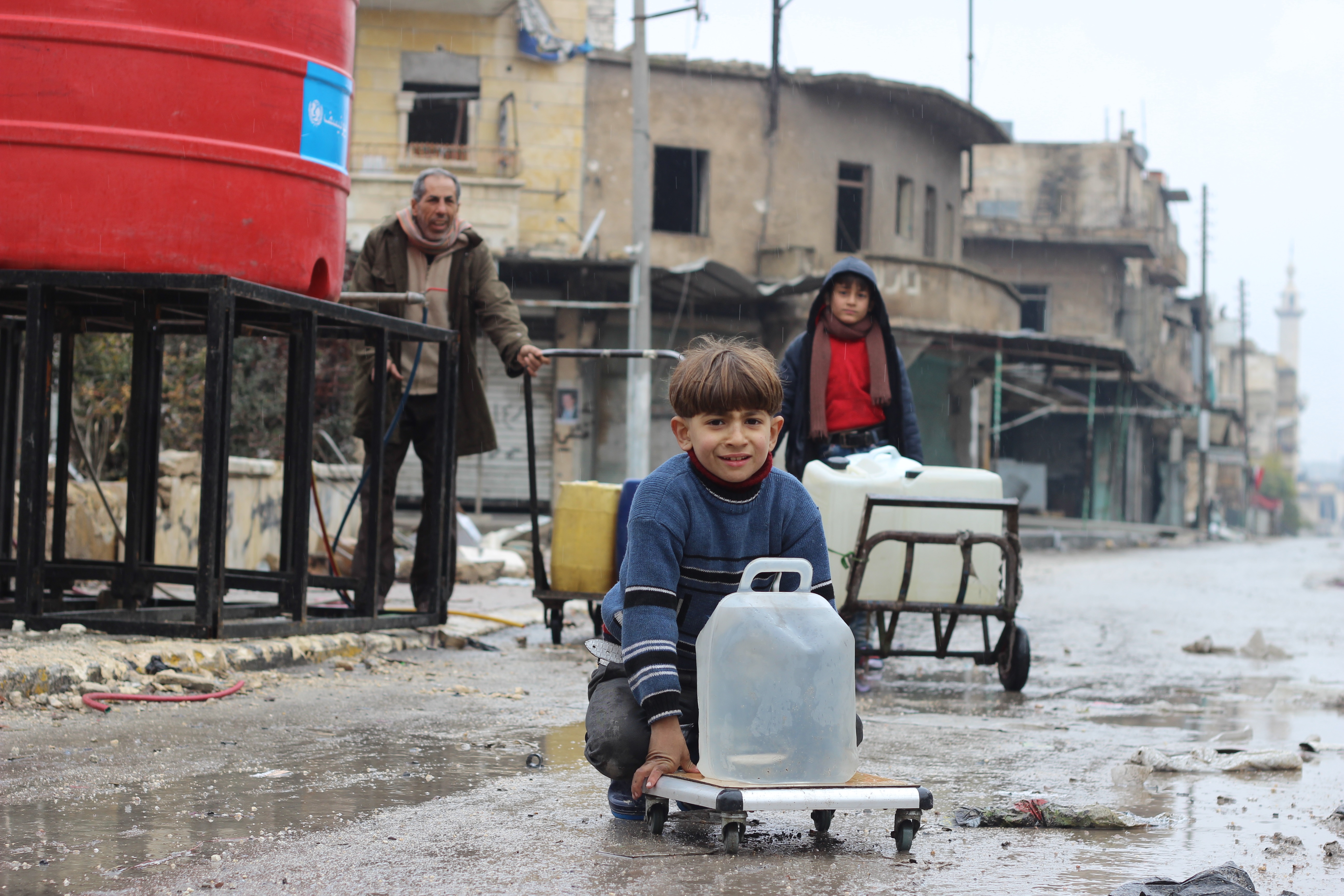 Collecting water in Aleppo