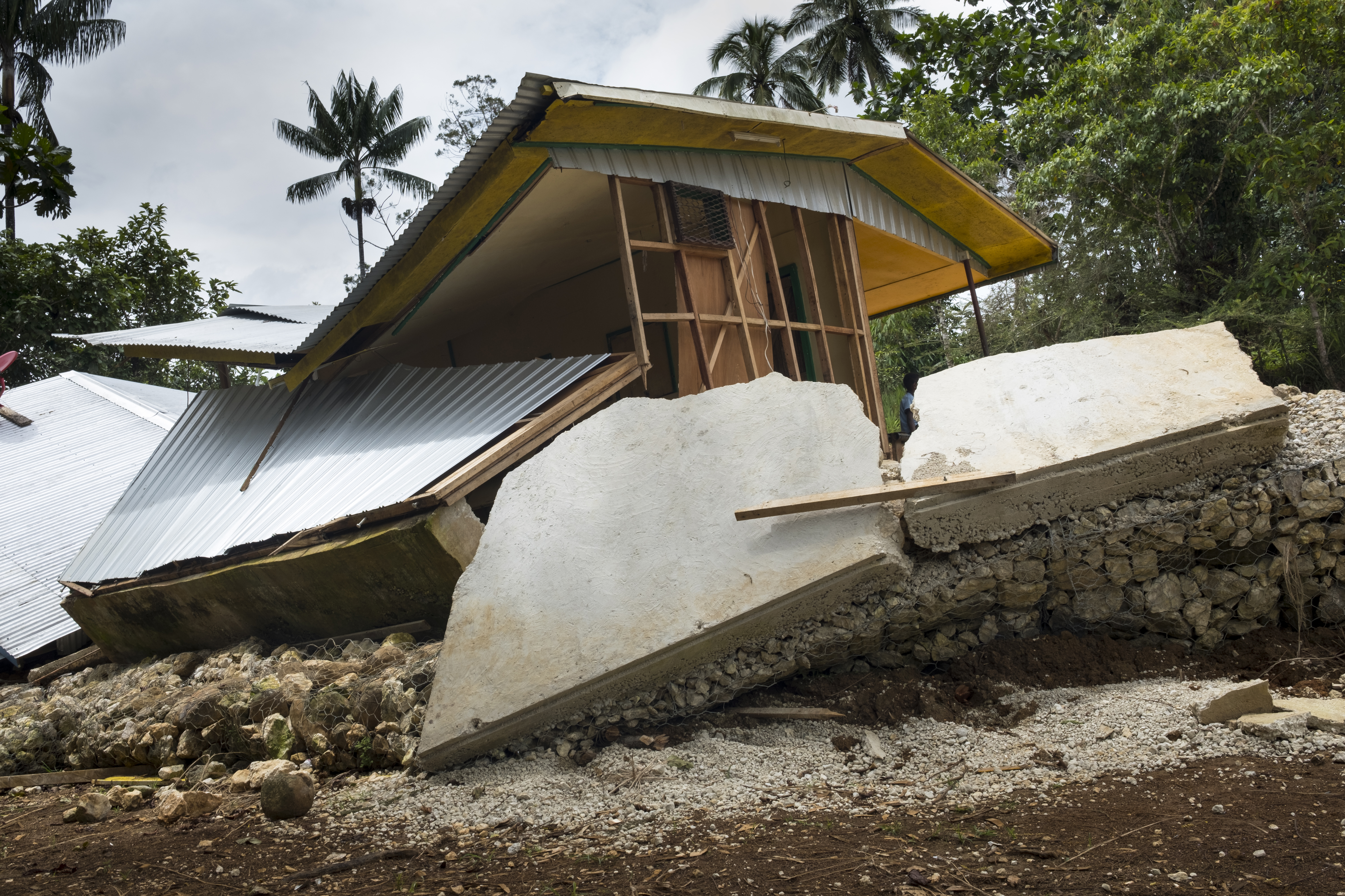 A home sits in ruins after a 26 February earthquake struck Papua New Guinea’s highlands region. Aid groups say shortages of food, clean water, and health services could lead to disease outbreaks and worsen severe malnutrition.