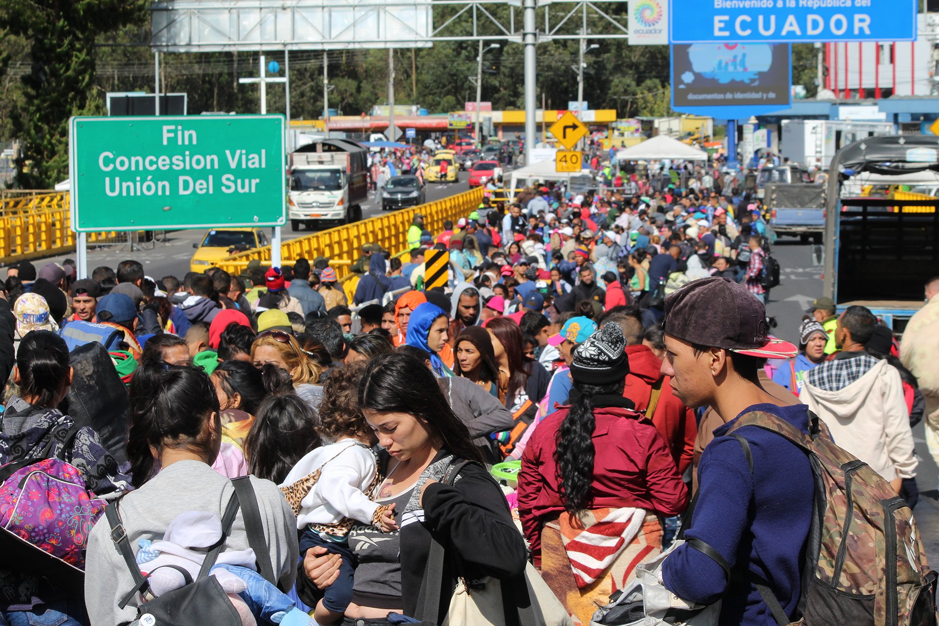 Photo of Venezuelans at the border of Ecuador and Colombia