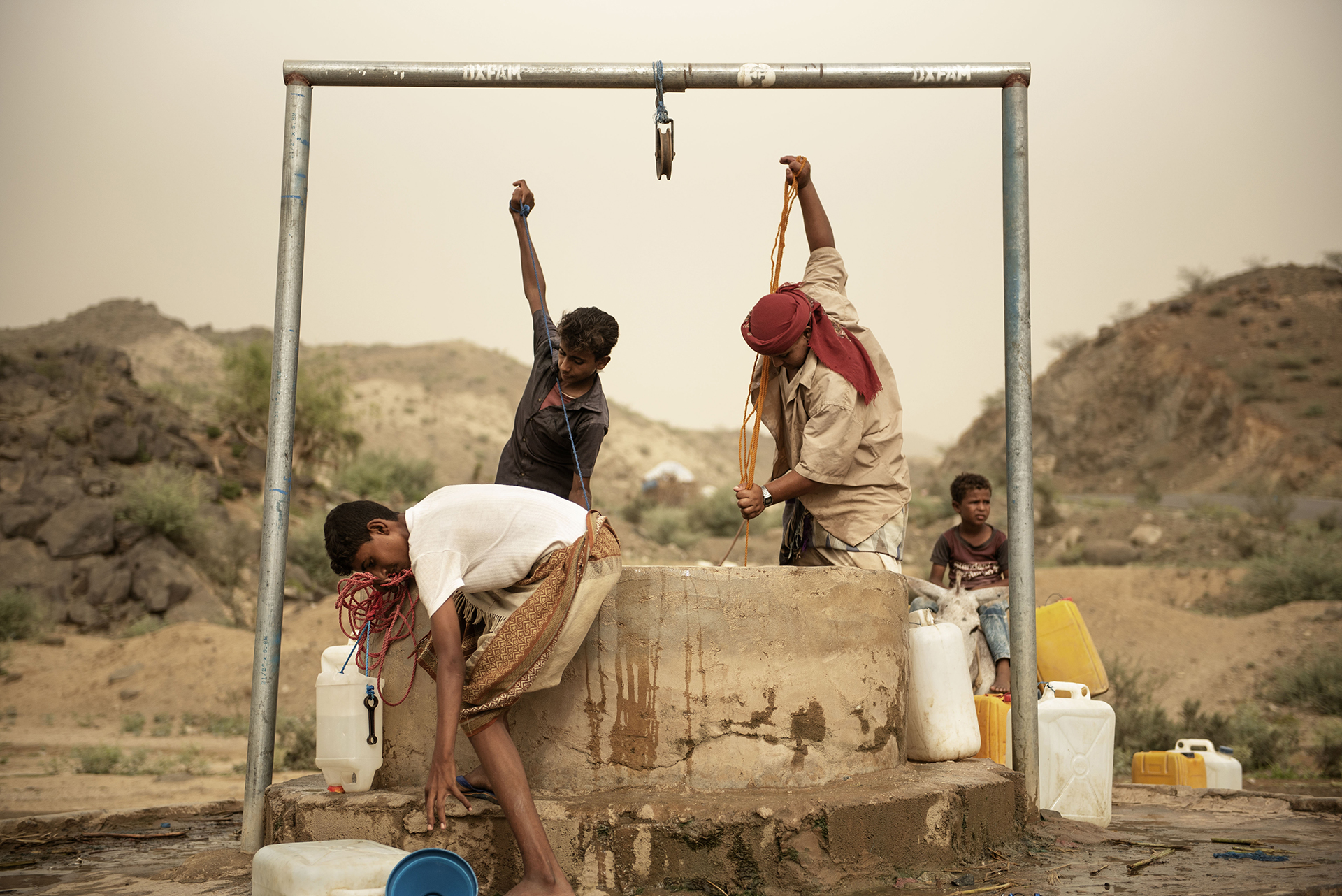 Photo of people operating a well in Yemen