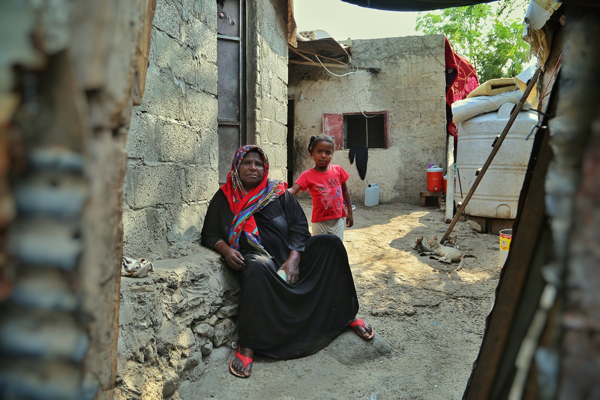 Photo of an internally displaced woman and child in Yemen.